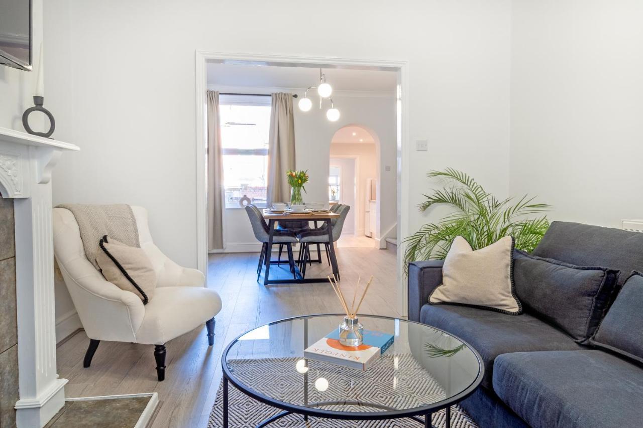 Southview Stays - Three Bedroom House チェスター エクステリア 写真