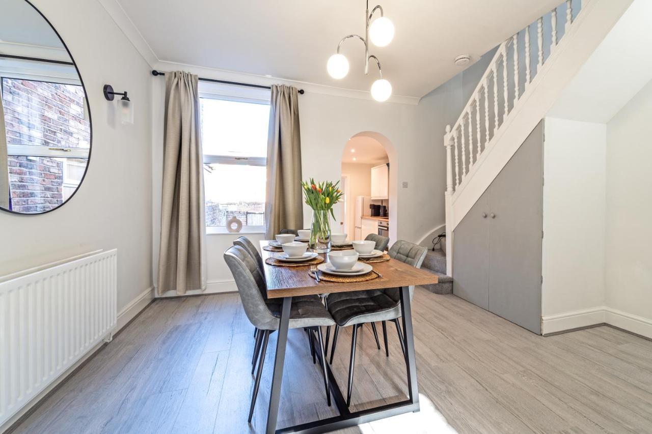 Southview Stays - Three Bedroom House チェスター エクステリア 写真